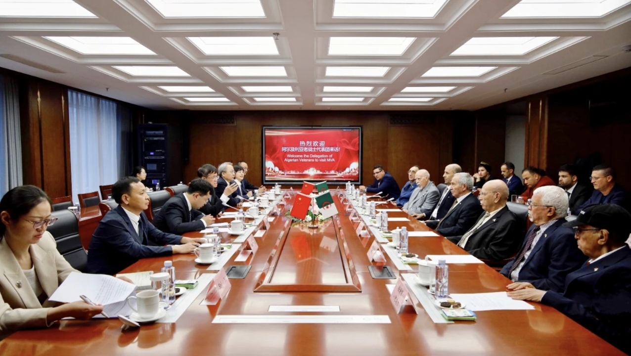 裴金佳會見阿爾及利亞老戰士代表團
